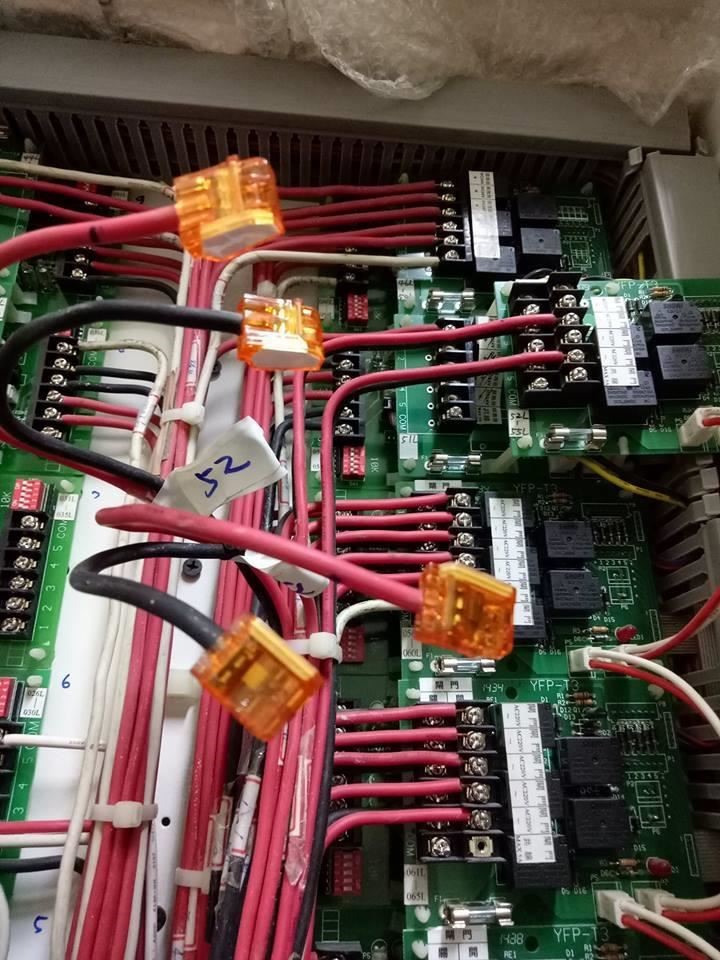 使用插式連接器可以簡單又安全的將各種電線分別歸類。 使用插式連接器可以簡單又安全的將各種電線分別歸類。