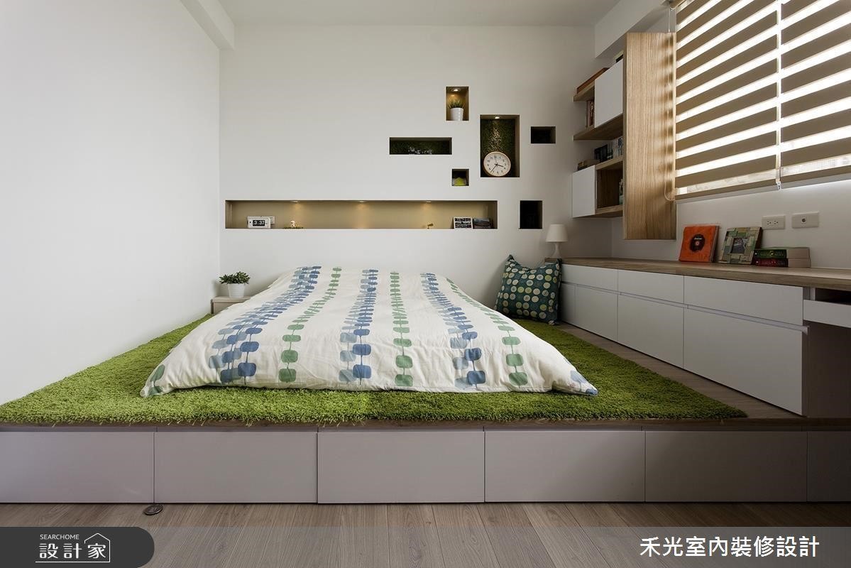 若擔心花草可能引來的蚊蟲困擾,也可以考慮仿草皮的綠地毯來呈現。>>看完整圖庫 若擔心花草可能引來的蚊蟲困擾,也可以考慮仿草皮的綠地毯來呈現。>>看完整圖庫