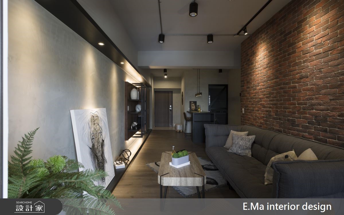 48 坪居家,設計師以 Loft 風打造空間特性,藉由溫潤