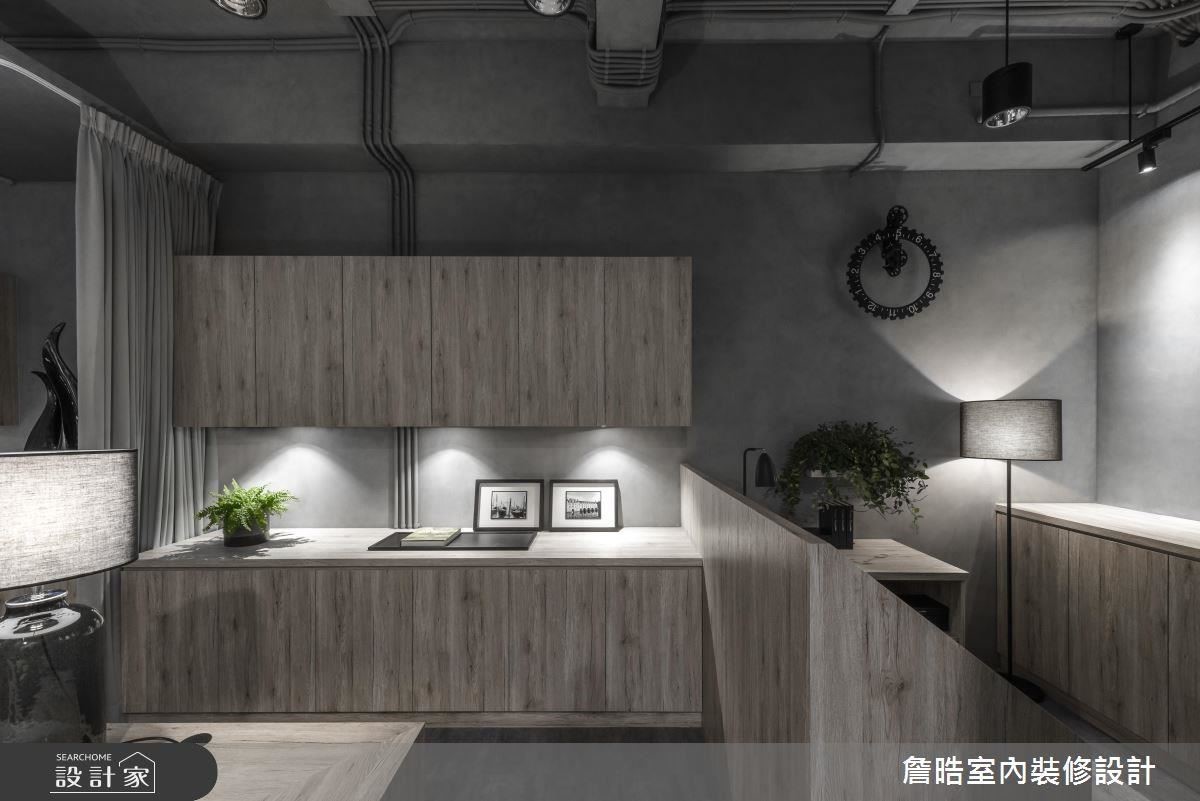 辦公空間運用牆面彙整櫃體,完善工作上的收納機能,同時滿足視覺一致性。 辦公空間運用牆面彙整櫃體,完善工作上的收納機能,同時滿足視覺一致性。