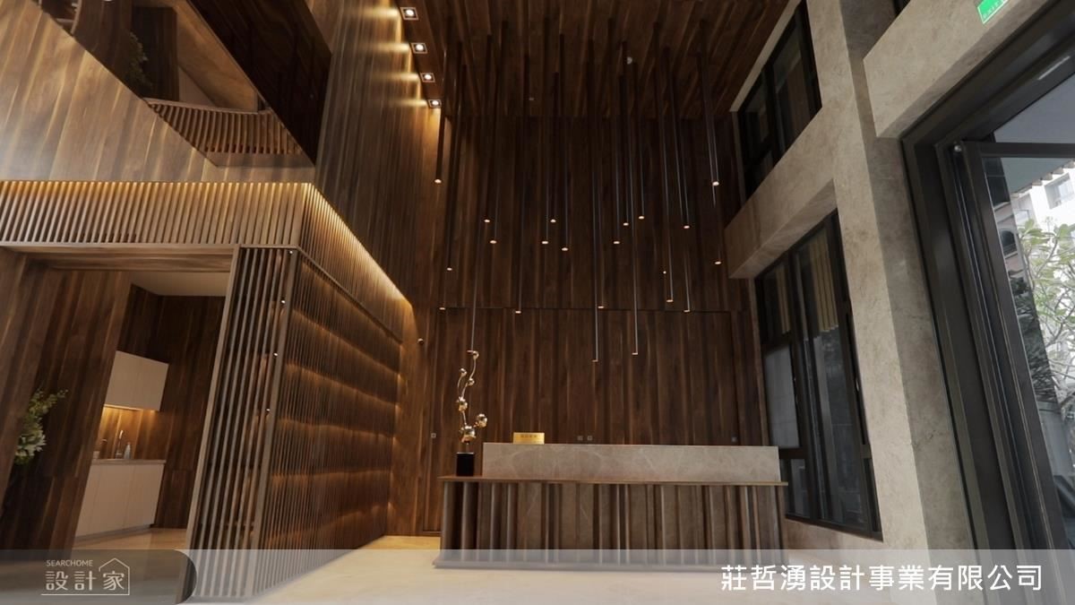 大廳櫃檯區藉由天花垂墜燈飾,為進門增添流動的視覺感受 大廳櫃檯區藉由天花垂墜燈飾,為進門增添流動的視覺感受