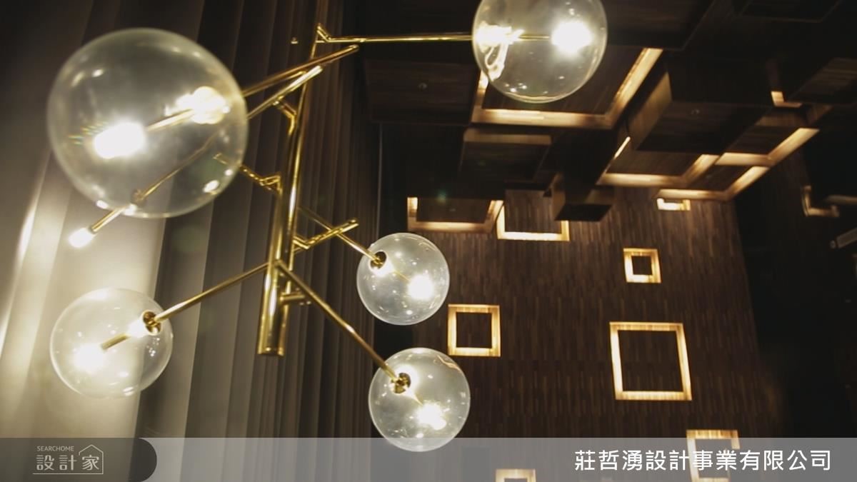 音響室的天花以不規則吊盒子設計,創造視覺活潑氛圍。 音響室的天花以不規則吊盒子設計,創造視覺活潑氛圍。