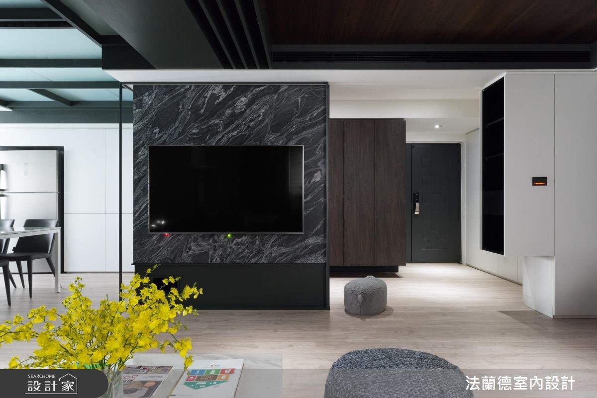 50 坪的老屋,擁有採光不佳、大樑置中的問題,而設計