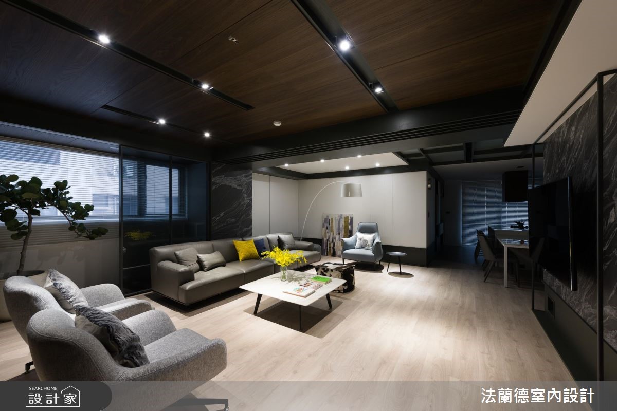 50 坪的老屋,擁有採光不佳、大樑置中的問題,而設計