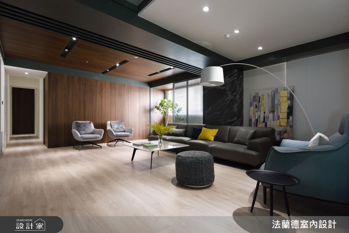 50 坪的老屋,擁有採光不佳、大樑置中的問題,而設計