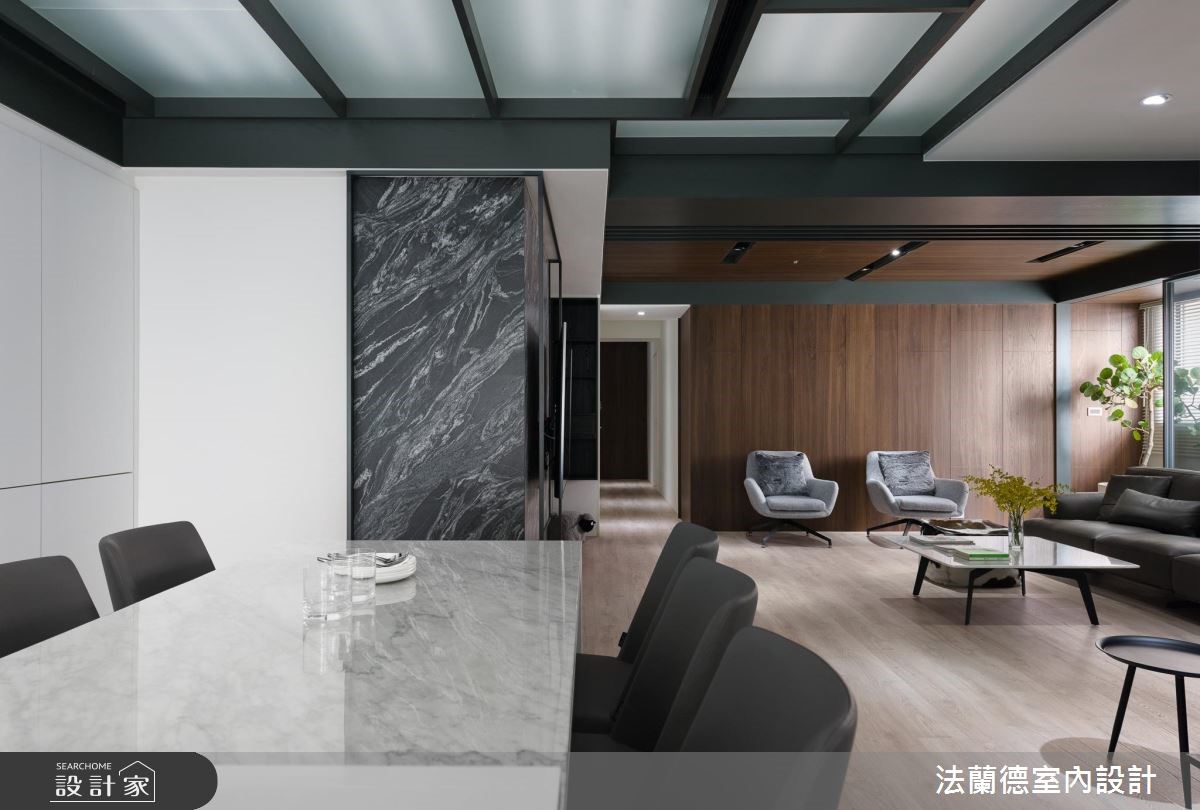 50 坪的老屋,擁有採光不佳、大樑置中的問題,而設計