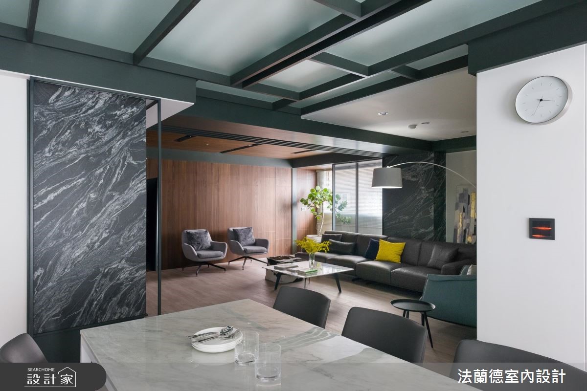 50 坪的老屋,擁有採光不佳、大樑置中的問題,而設計