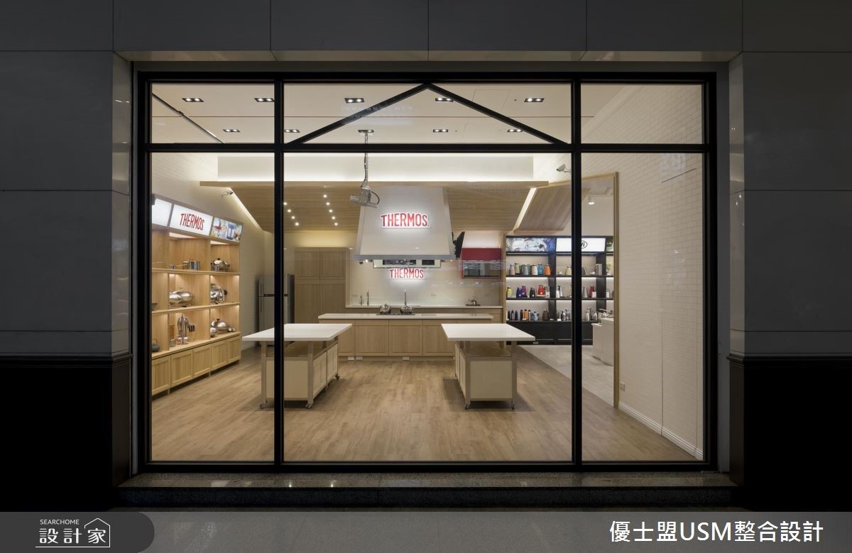 中古屋改建而成的商業空間,透過北歐風的輕盈表現,如