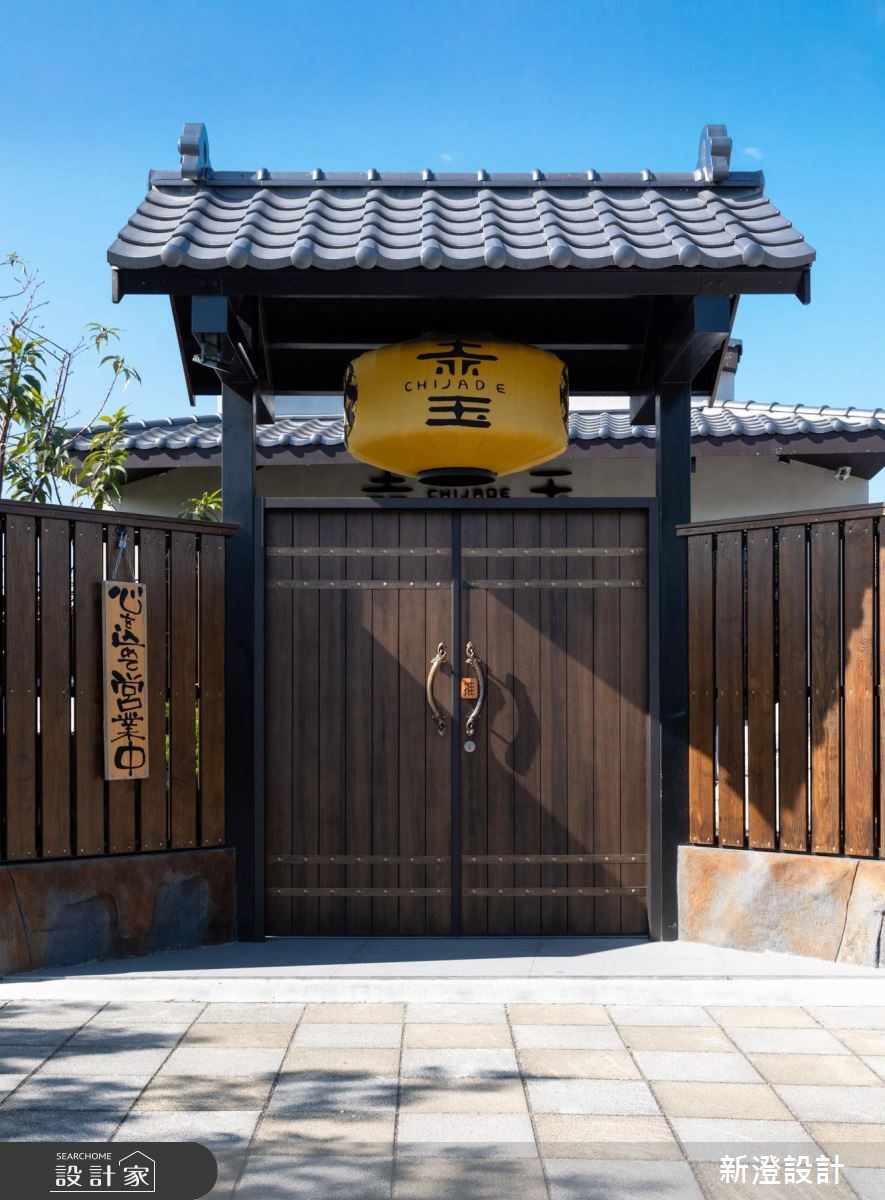灰藍色調的瓦片搭建整體建築的屋頂,帶有傳統神社廟宇