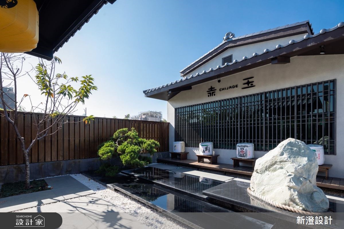 灰藍色調的瓦片搭建整體建築的屋頂,帶有傳統神社廟宇