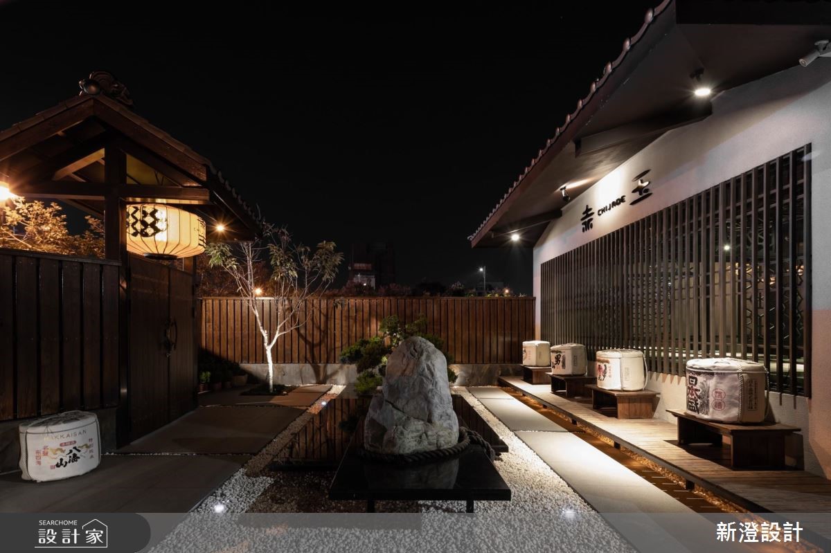 灰藍色調的瓦片搭建整體建築的屋頂,帶有傳統神社廟宇