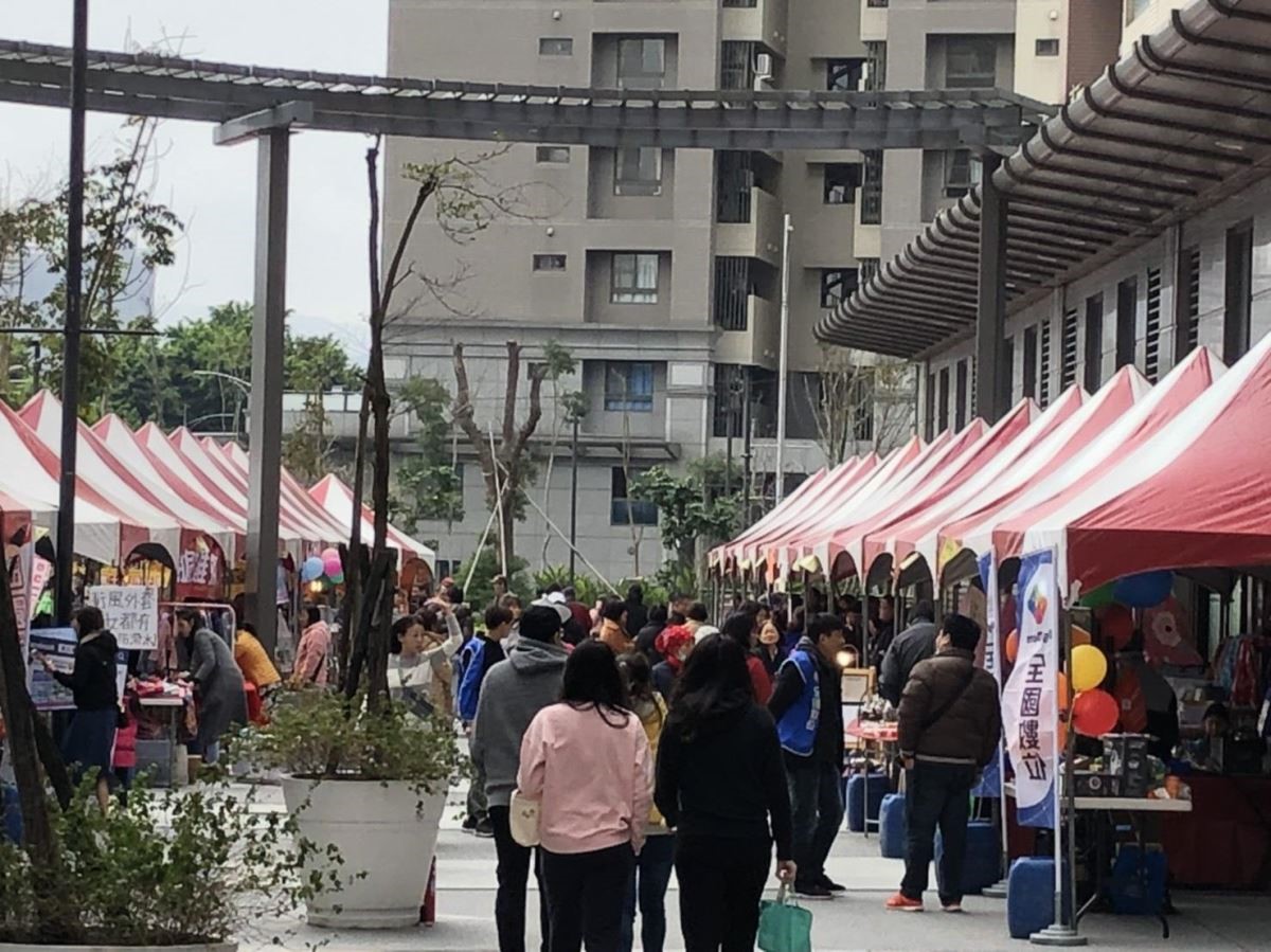 漫步在歐洲街頭,沐浴在咖啡館前的陽光下,透出隨興悠