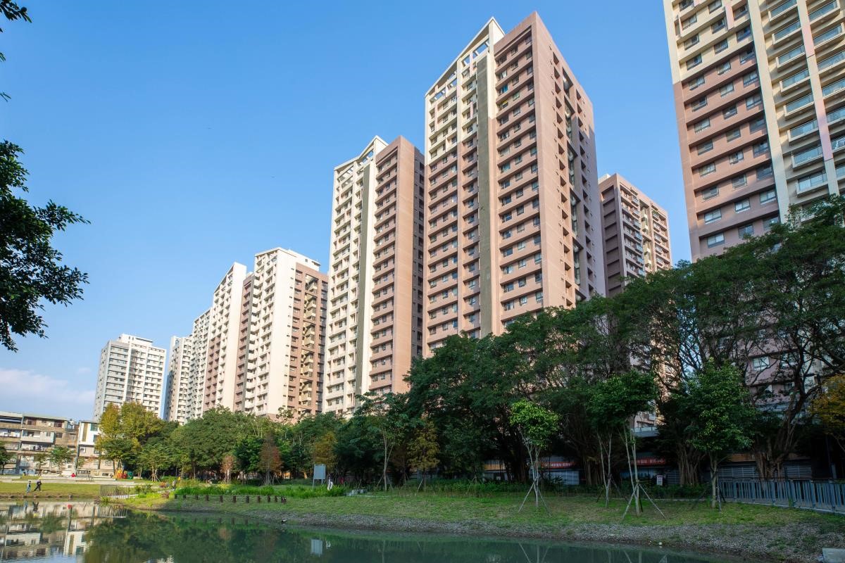 漫步在歐洲街頭,沐浴在咖啡館前的陽光下,透出隨興悠
