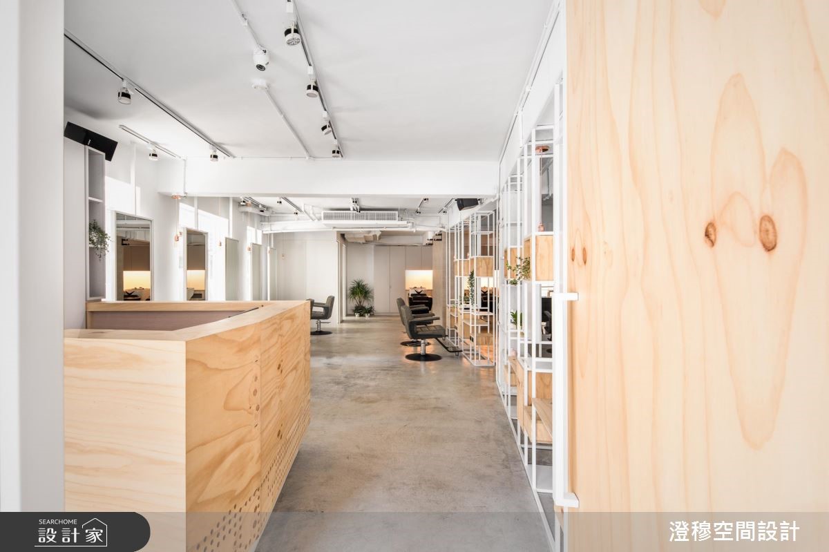 巷弄街角的 50 坪老屋,設計師替其洗去封閉陰暗的印象