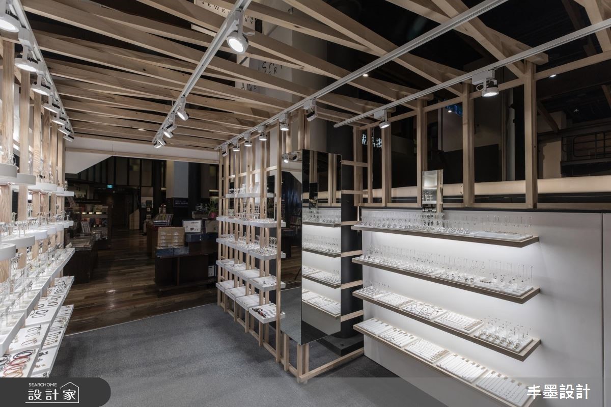 小小的「ARTISAN」飾品店,設計師以簡約元素打造商空