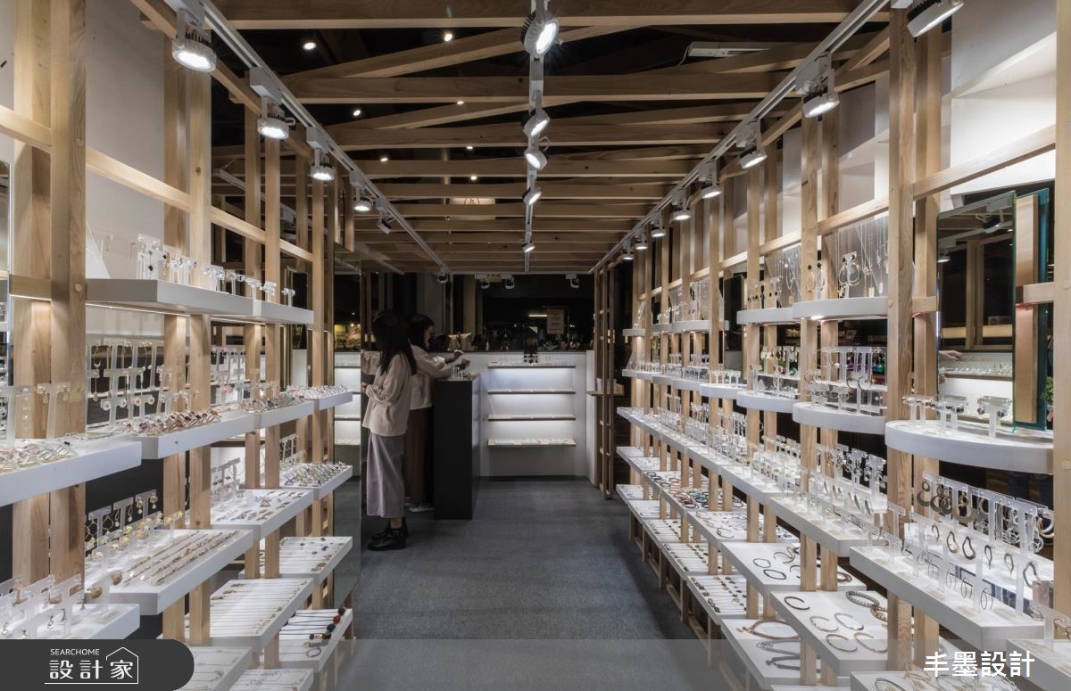 小小的「ARTISAN」飾品店,設計師以簡約元素打造商空