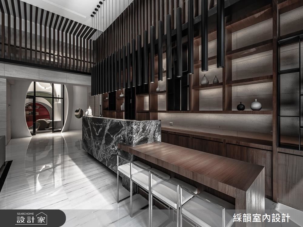 此案為公設大廳,以俐落、大器的現代風格做為空間的線
