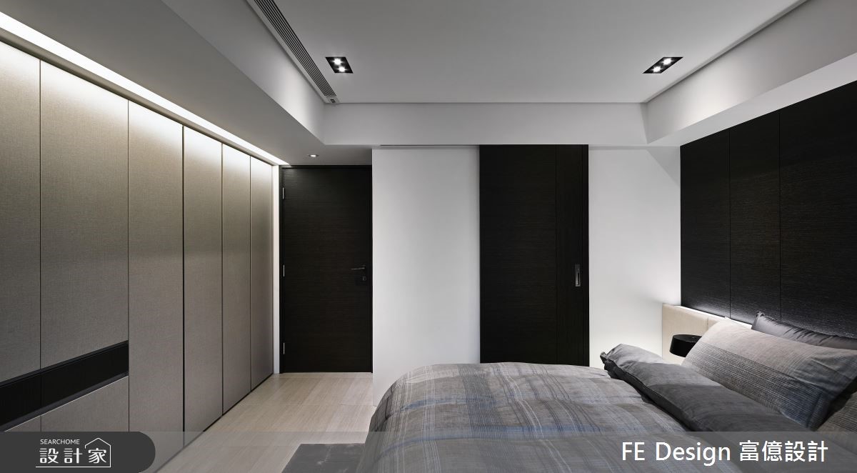 32 坪的現代風老屋,原先是辦公空間,而且屋高和樑高