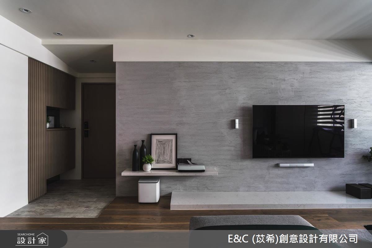 客廳電視牆不過度裝飾,以仿清水模漆譜畫出低奢的視覺層次感。 客廳電視牆不過度裝飾,以仿清水模漆譜畫出低奢的視覺層次感。