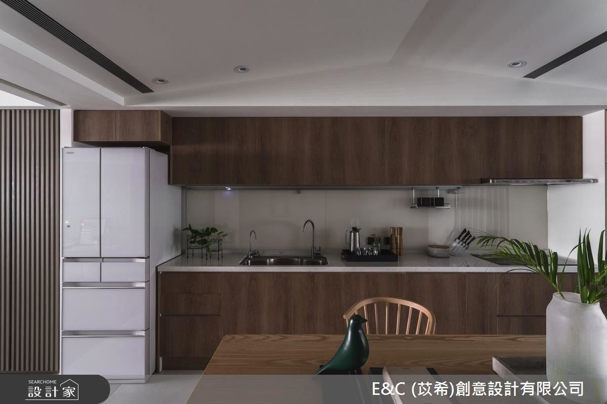 餐廳以深淺色木皮相互映襯,為空間挹注溫潤卻不失質感的空間表情。 餐廳以深淺色木皮相互映襯,為空間挹注溫潤卻不失質感的空間表情。