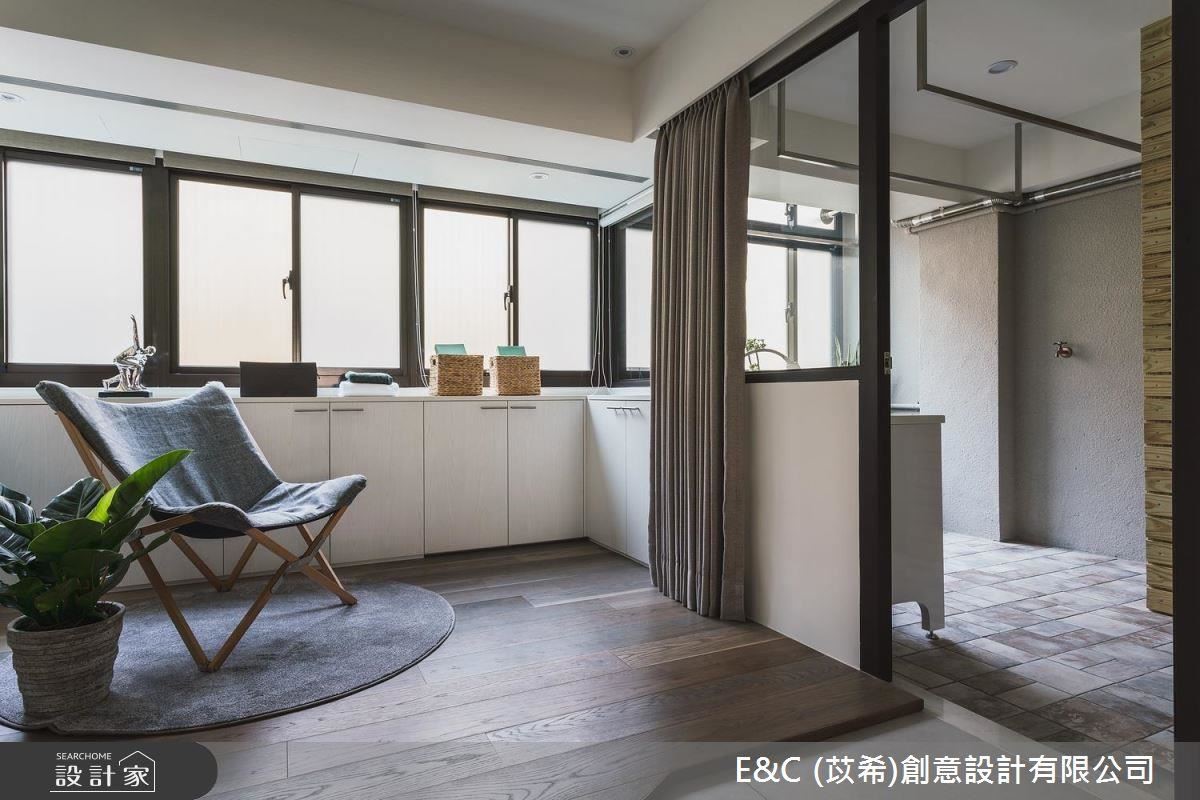 起居室以簡單俐落的規劃,營造出悠閒自在的空間氛圍。 起居室以簡單俐落的規劃,營造出悠閒自在的空間氛圍。