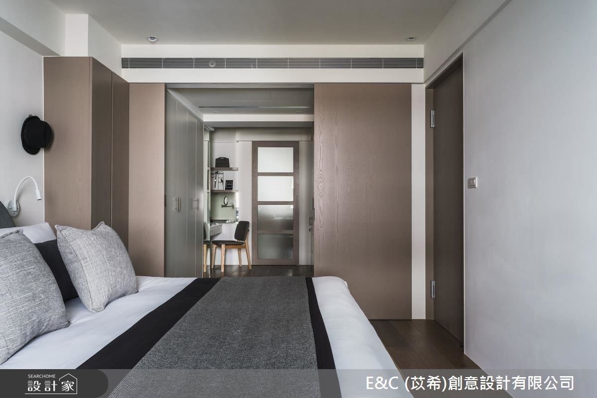 主臥色彩藉由灰色調性,譜畫出沉穩舒適的睡眠場域。 主臥色彩藉由灰色調性,譜畫出沉穩舒適的睡眠場域。