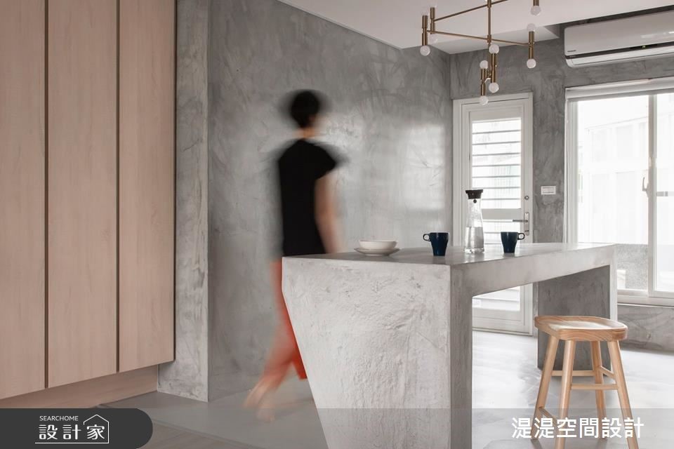 35 坪的老屋已屆花甲之年,從前陽台、客廳到後陽台的