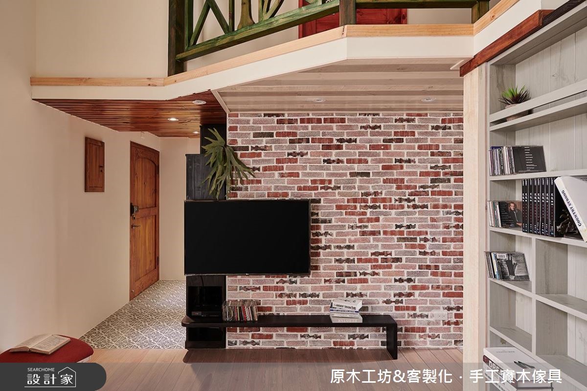 此案為19坪的樓中樓老屋,原室內採光不足、較顯壓迫,