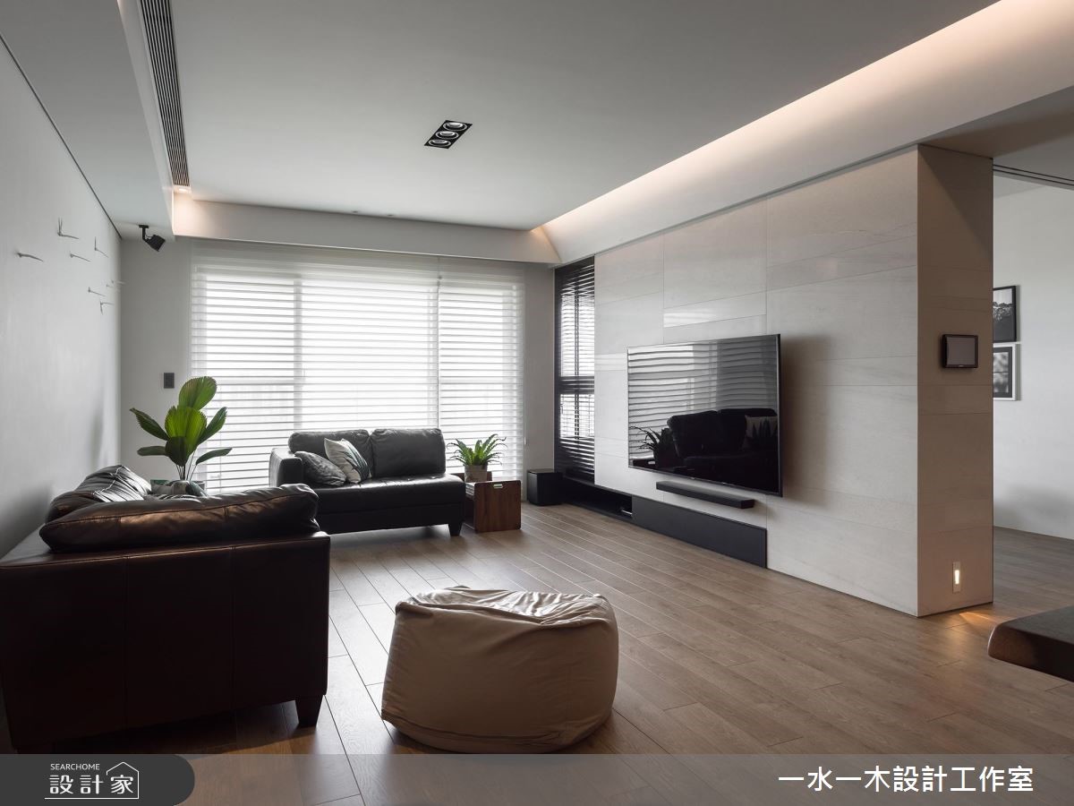 和煦的暖陽從落地窗走進室內,映照在木紋鋪敘的地板、
