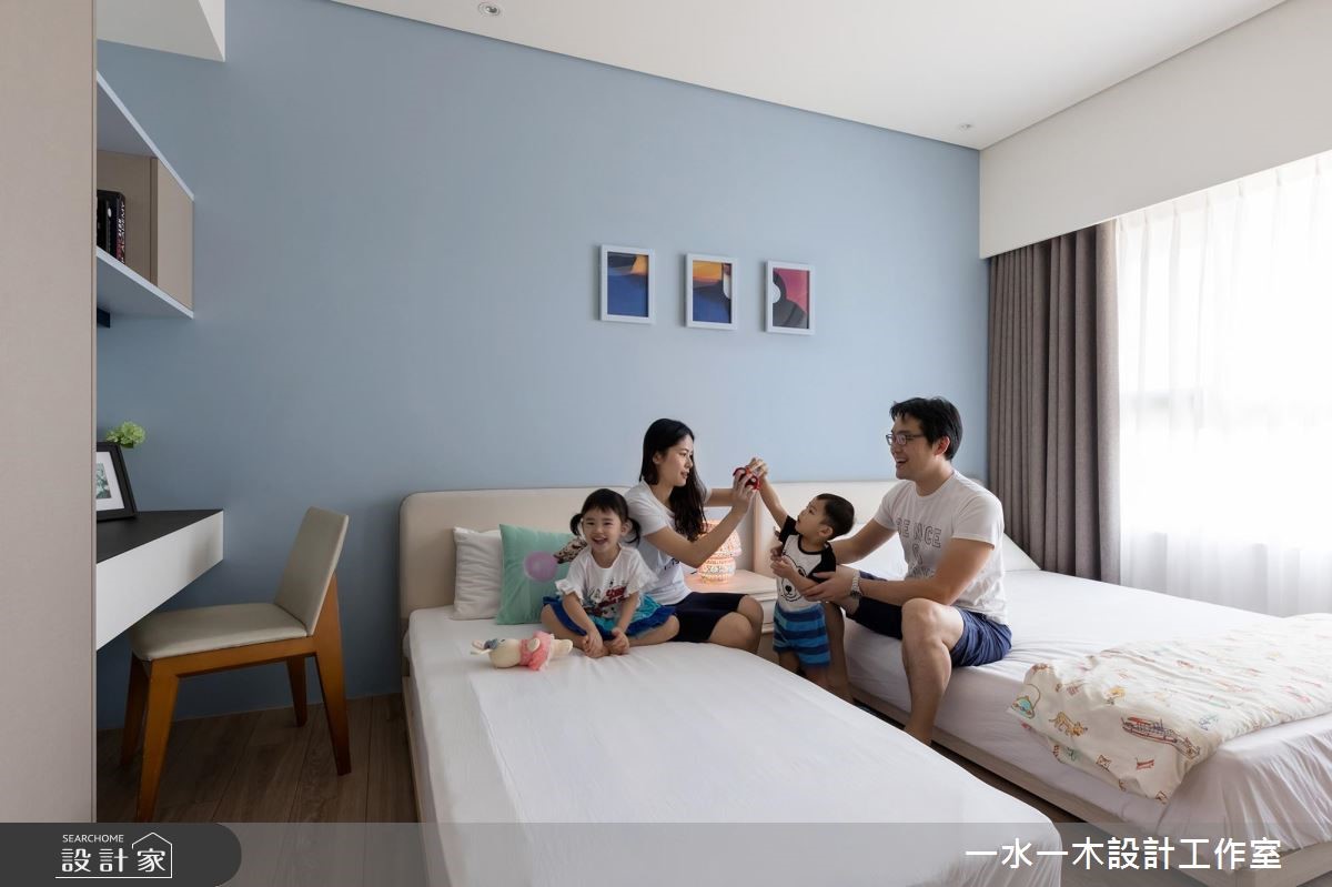 和煦的暖陽從落地窗走進室內,映照在木紋鋪敘的地板、