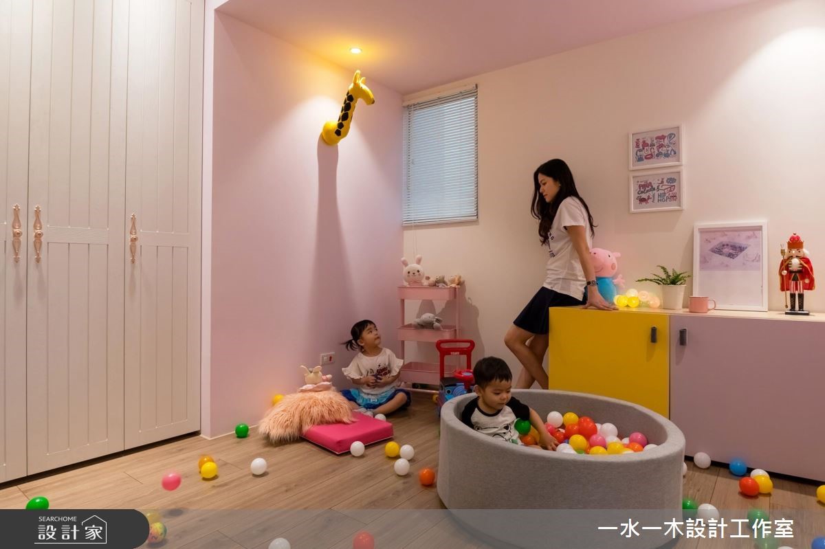 和煦的暖陽從落地窗走進室內,映照在木紋鋪敘的地板、