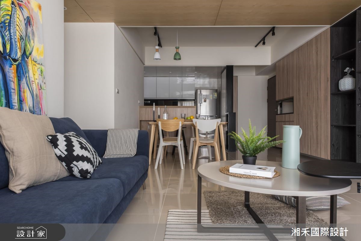 25 坪的簡約風住宅,以清水模與木質等不同建材,搭配