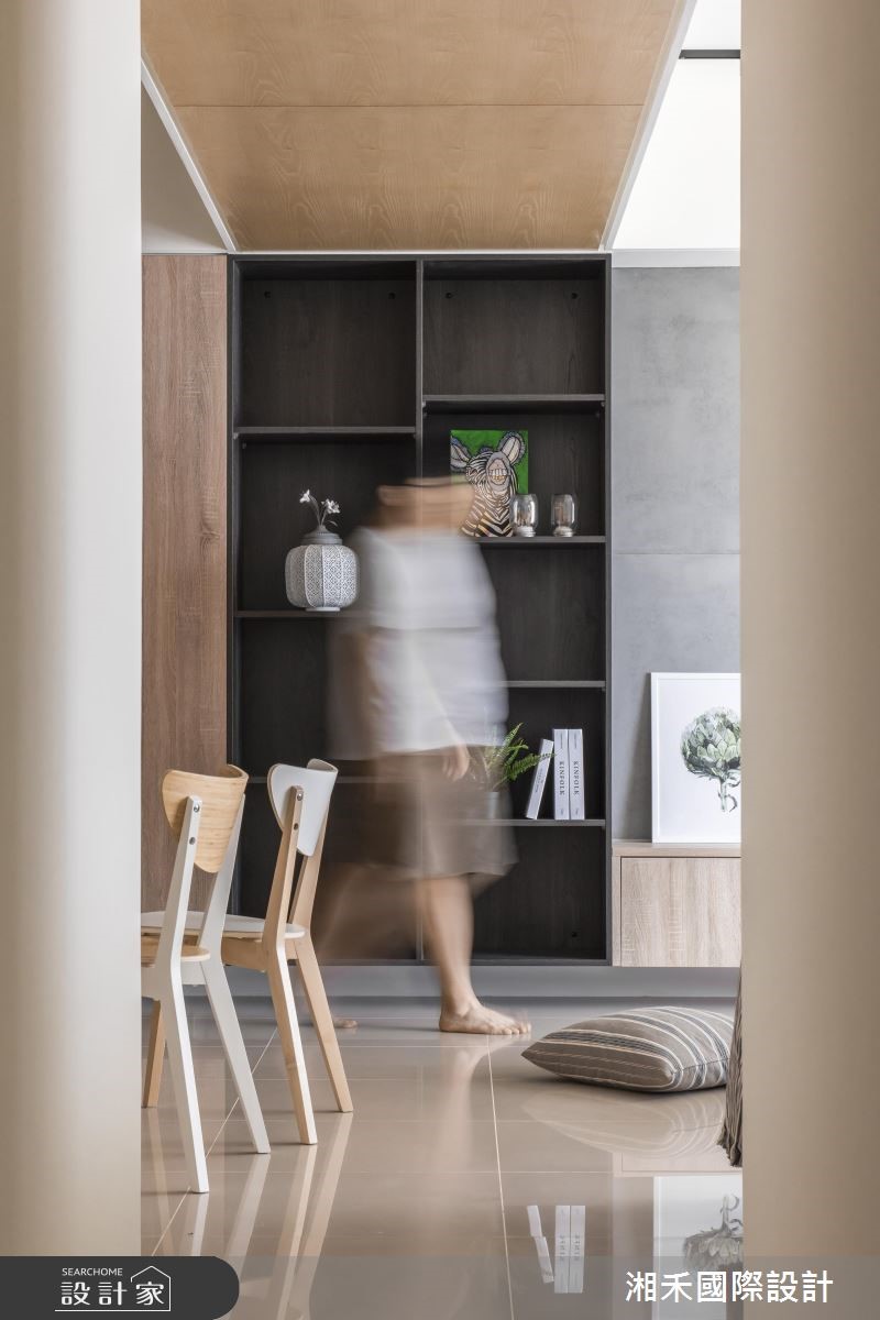 25 坪的簡約風住宅,以清水模與木質等不同建材,搭配