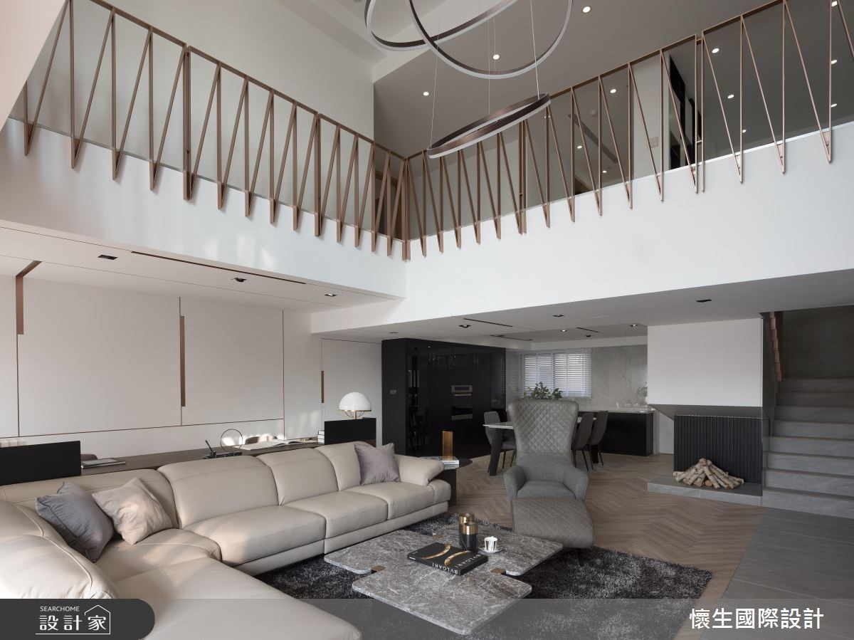120 坪的現代風老屋,運用黑白的簡約色系為主視覺,佐