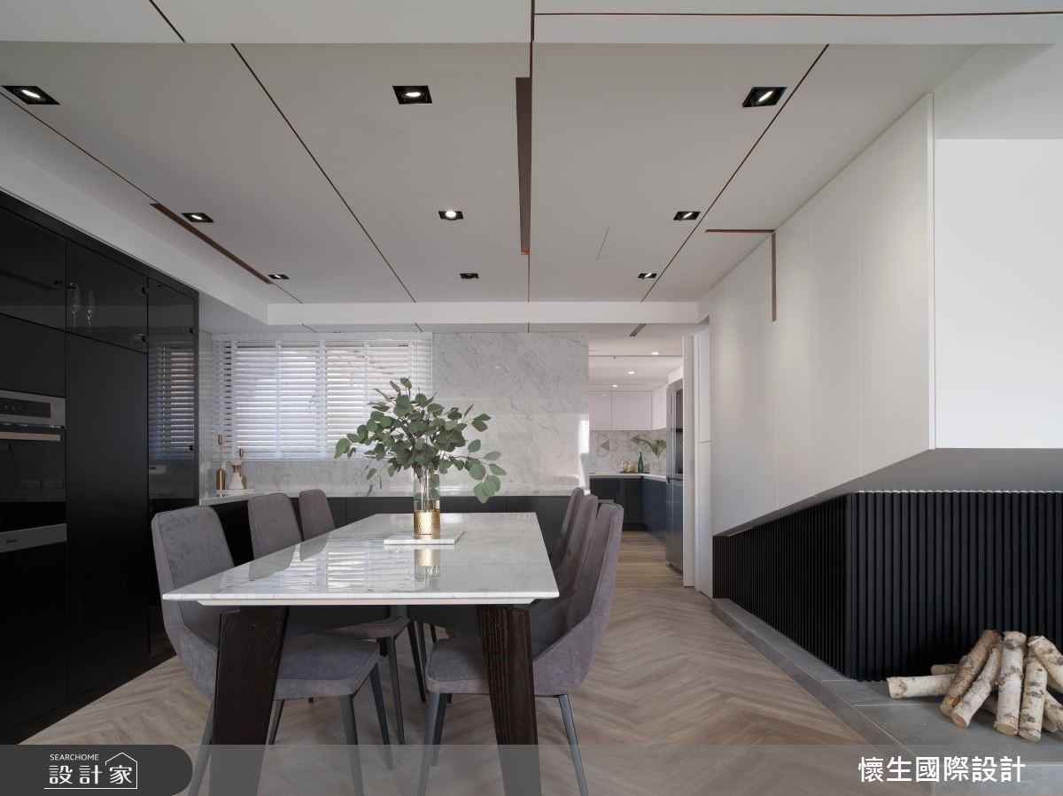 120 坪的現代風老屋,運用黑白的簡約色系為主視覺,佐