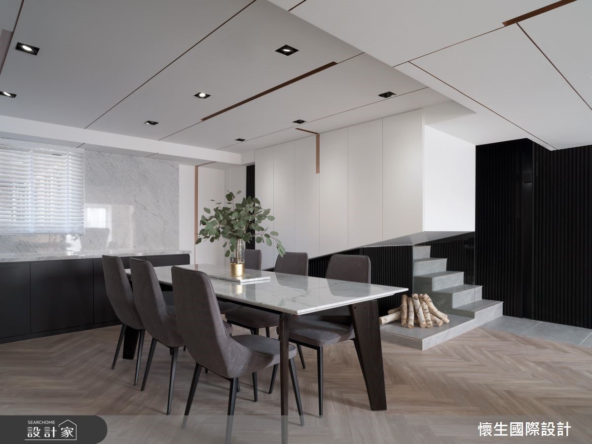120 坪的現代風老屋,運用黑白的簡約色系為主視覺,佐