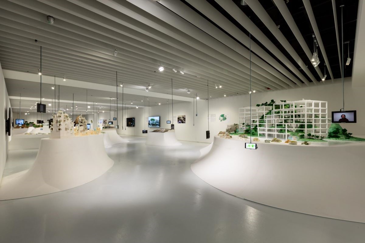 「人間自然(Human Nature)」建築展實景,用很多垂吊式的小螢幕,讓人藉由影像彷彿走入空間其中。 「人間自然(Human Nature)」建築展實景,用很多垂吊式的小螢幕,讓人藉由影像彷彿走入空間其中。