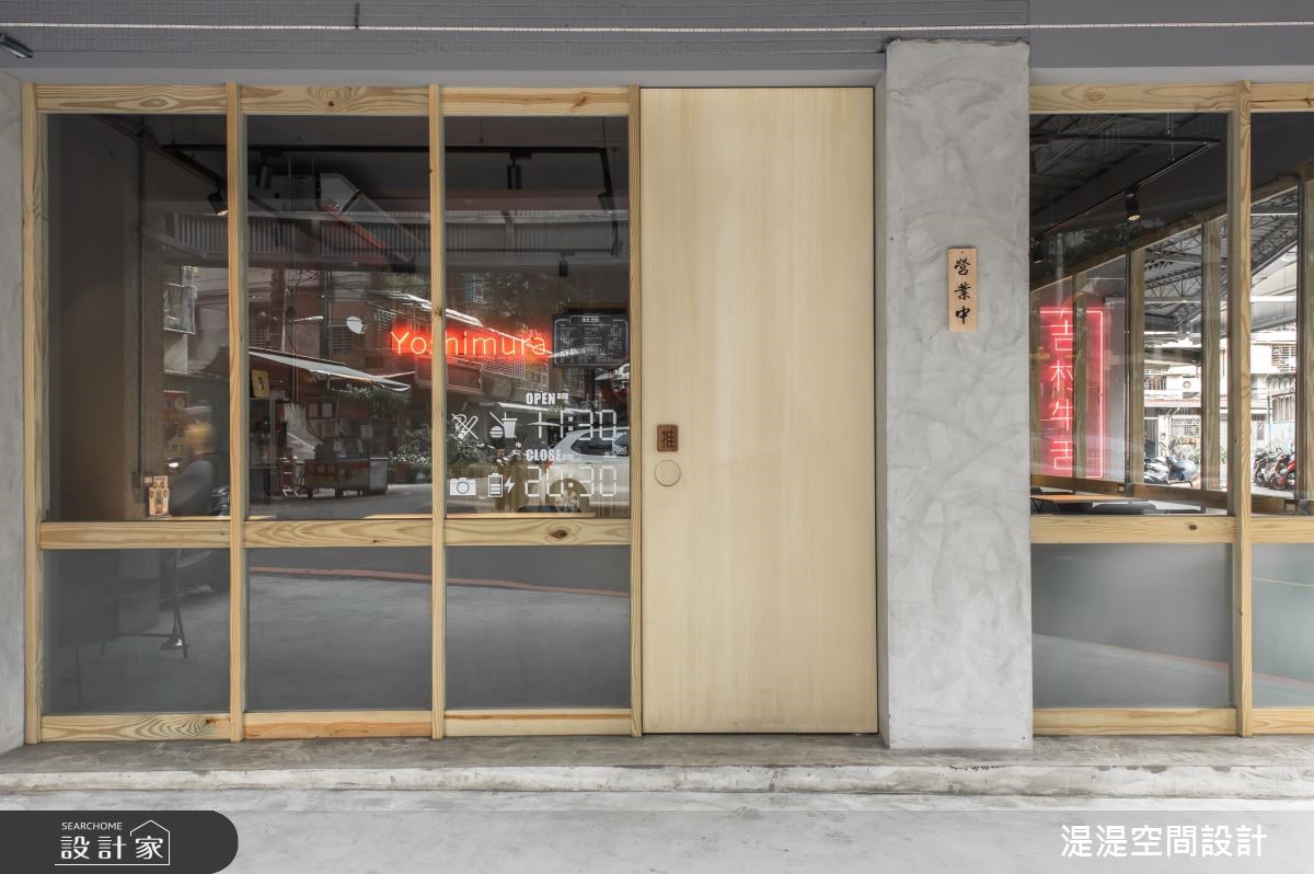 33 坪空間,原始屋況為 30 多年老屋,前身是便利商店