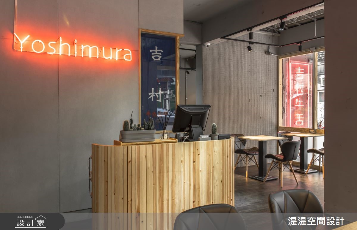 33 坪空間,原始屋況為 30 多年老屋,前身是便利商店