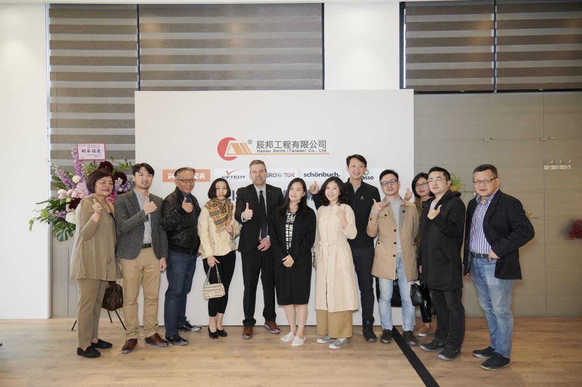諸位貴賓在辰邦工程 3 樓的 Meister 亞洲旗艦館內合照。 諸位貴賓在辰邦工程 3 樓的 Meister 亞洲旗艦館內合照。