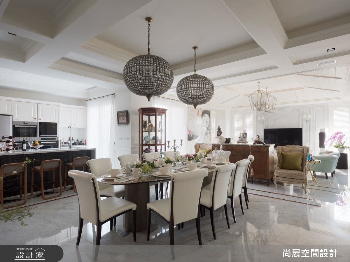 古董櫥櫃坐鎮一角,混搭現代摩登家具,這裡是家族群聚的社交餐廚。 古董櫥櫃坐鎮一角,混搭現代摩登家具,這裡是家族群聚的社交餐廚。