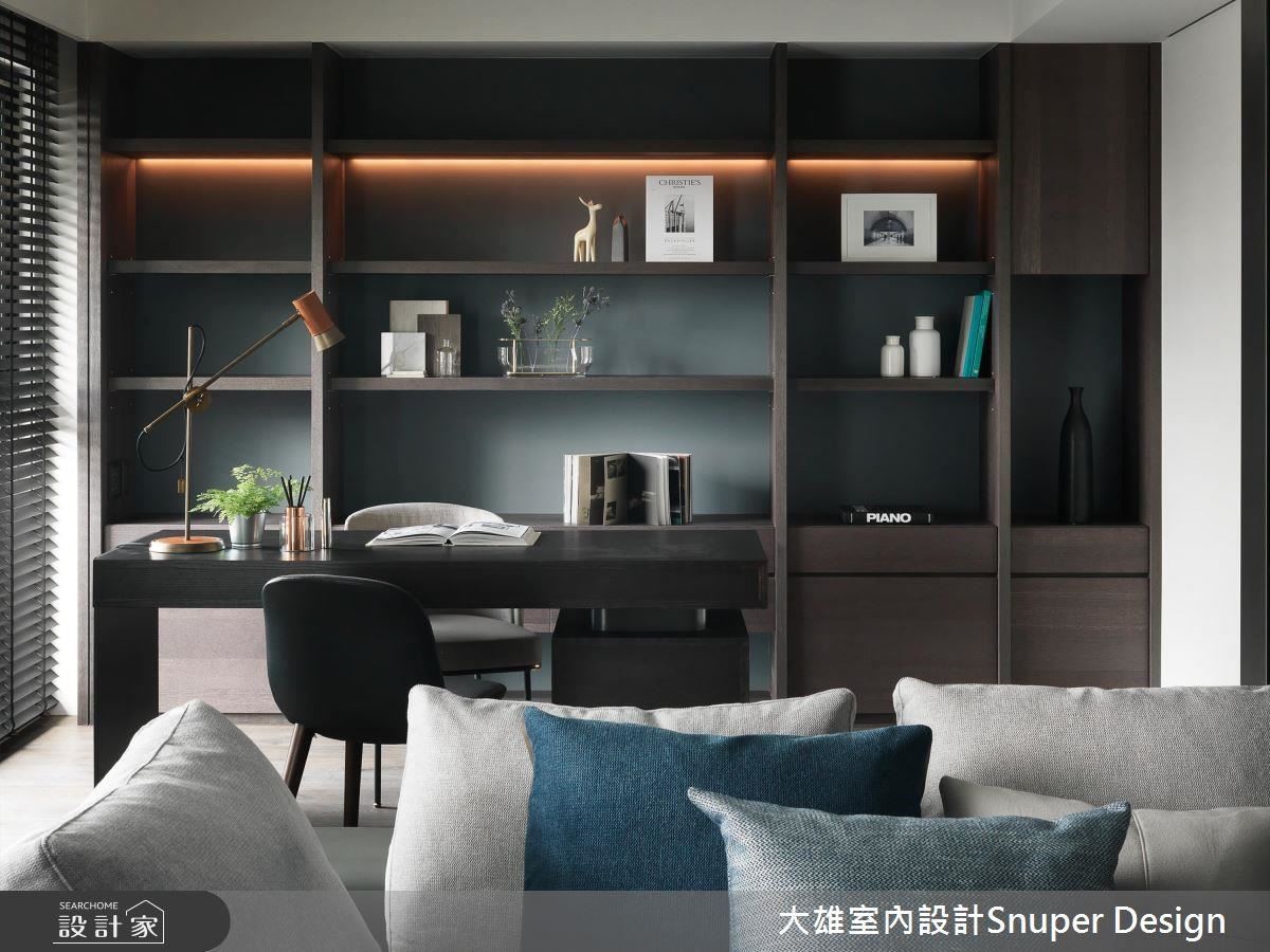書房規劃大面書櫃,滿足男屋主工作需求,並鋪設木質調,烘托沉穩自在感受。 書房規劃大面書櫃,滿足男屋主工作需求,並鋪設木質調,烘托沉穩自在感受。