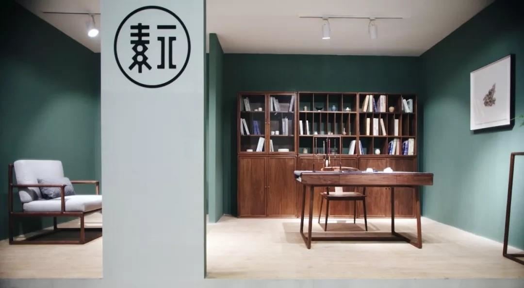 素元的展場簡單,卻力道強勁。簡單的幾樣家具佈置,彷彿勾勒出一幅閒適的家居樣貌,讓人忍不住駐足。(圖片來源:素元微信公眾號) 素元的展場簡單,卻力道強勁。簡單的幾樣家具佈置,彷彿勾勒出一幅閒適的家居樣貌,讓人忍不住駐足。(圖片來源:素元微信公眾號)