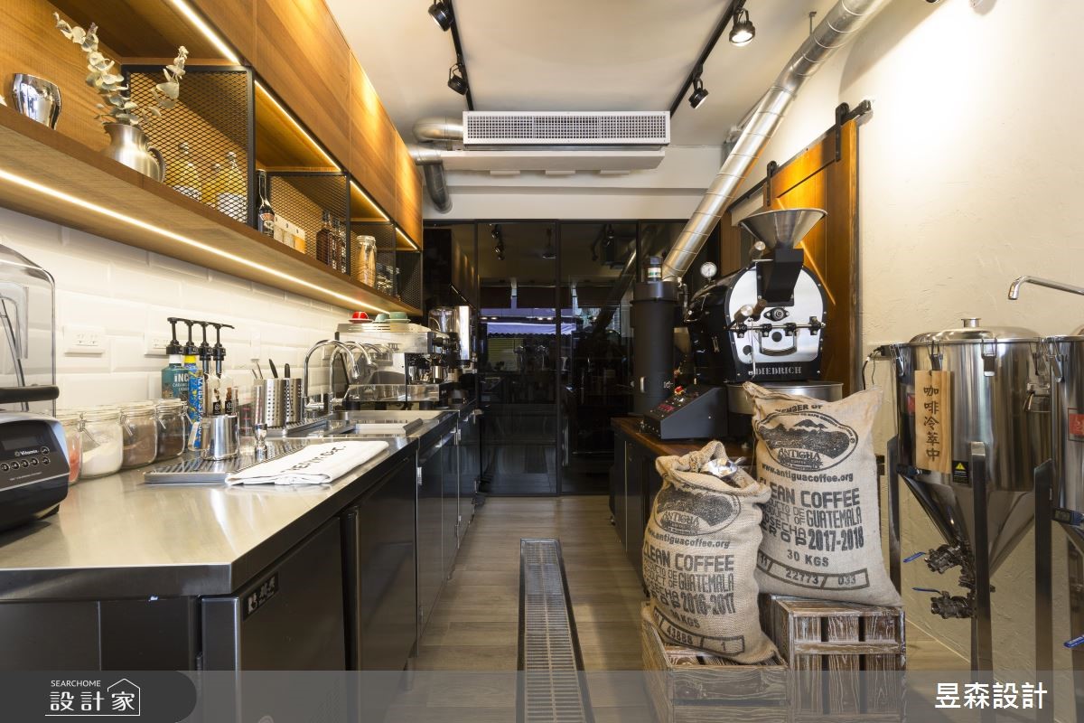 只有 8 坪的街邊小咖啡館,該如何吸引行人注意?設計