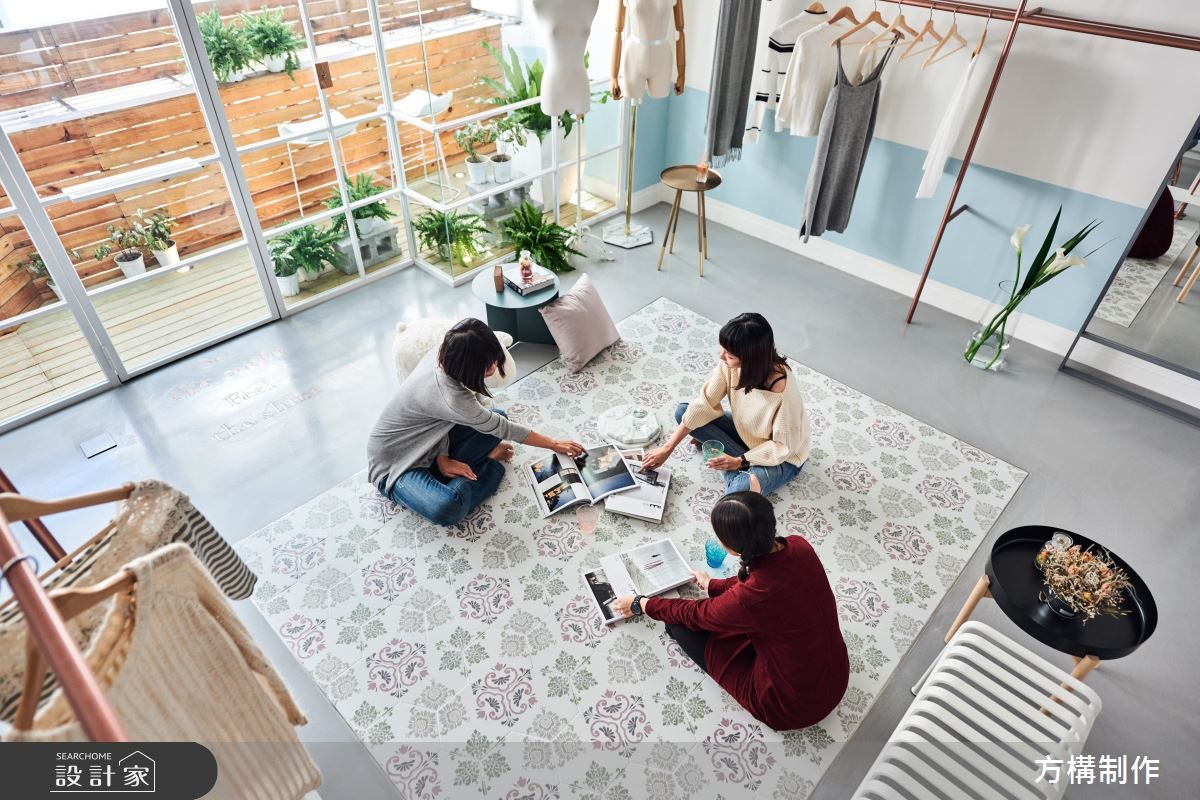 此案為多年老屋,改造成兼具辦公室與展示服裝的商空,