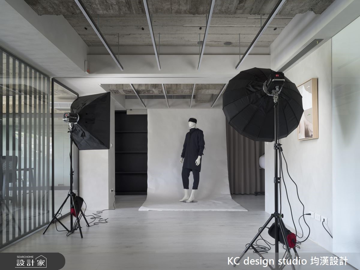 將多年老屋予以重整,打造出融和辦公室、服裝設計與攝