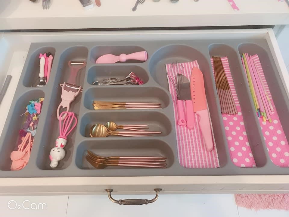 林詩穎的廚房,不僅乾淨整齊,粉紅色的鍋碗瓢盆擺著也