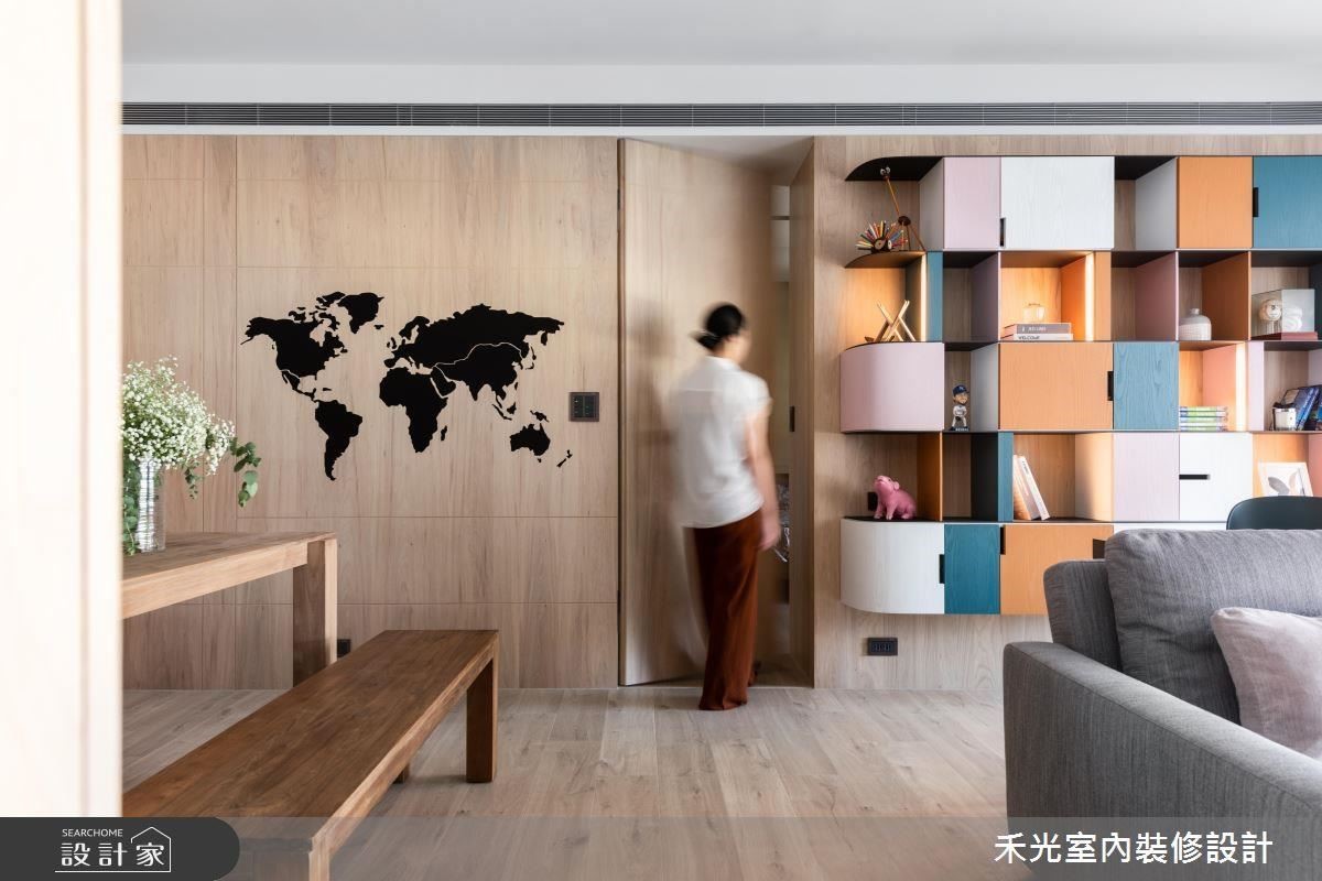 餐廳牆面專屬訂製地圖牆,以深黑霧面圖形對比淺色木紋,塑造視覺亮點。 餐廳牆面專屬訂製地圖牆,以深黑霧面圖形對比淺色木紋,塑造視覺亮點。