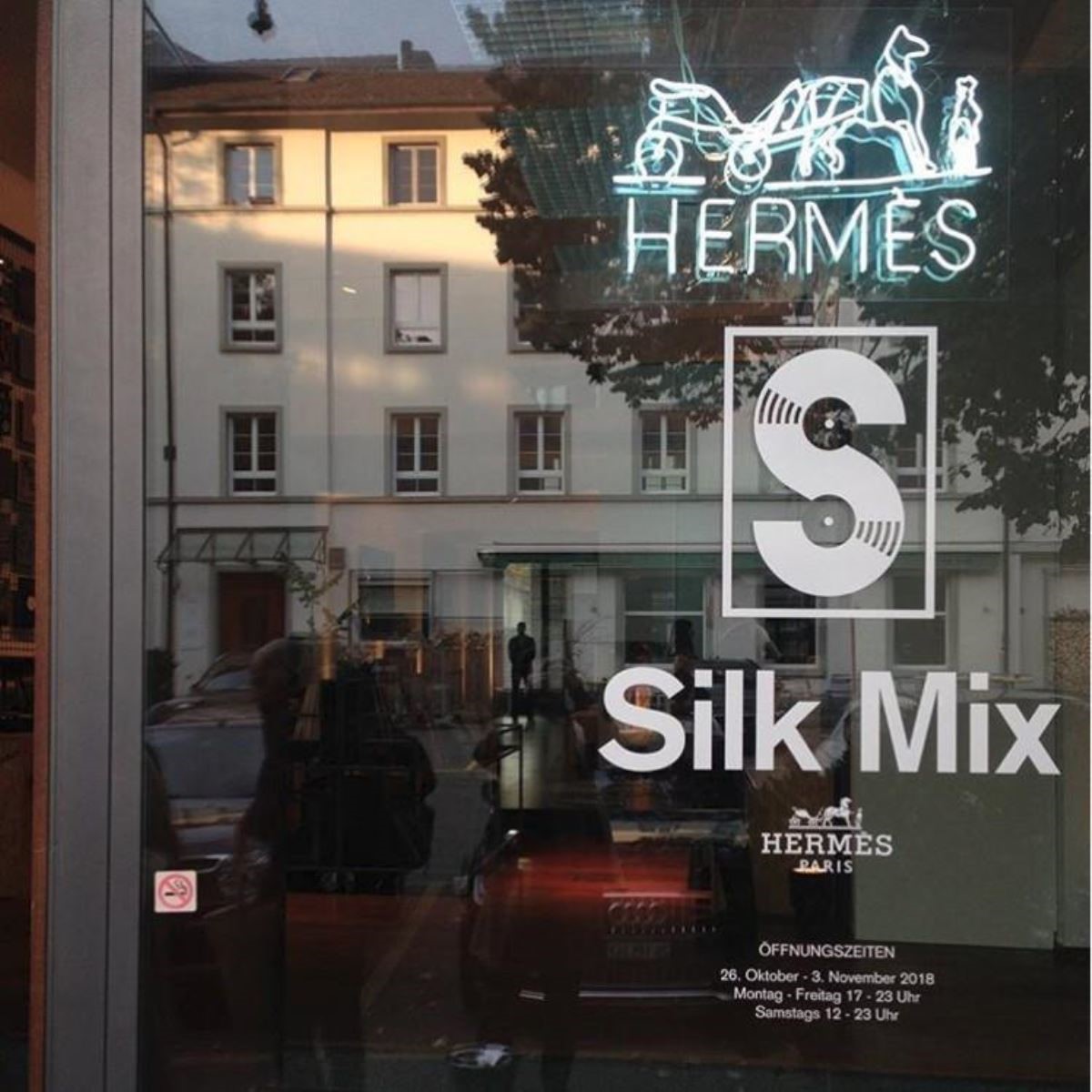 瑞士蘇黎世的「Silk Mix愛馬仕男士絲巾唱片快閃店」。(圖片來源:IG_yan_wagner) 瑞士蘇黎世的「Silk Mix愛馬仕男士絲巾唱片快閃店」。(圖片來源:IG_yan_wagner)