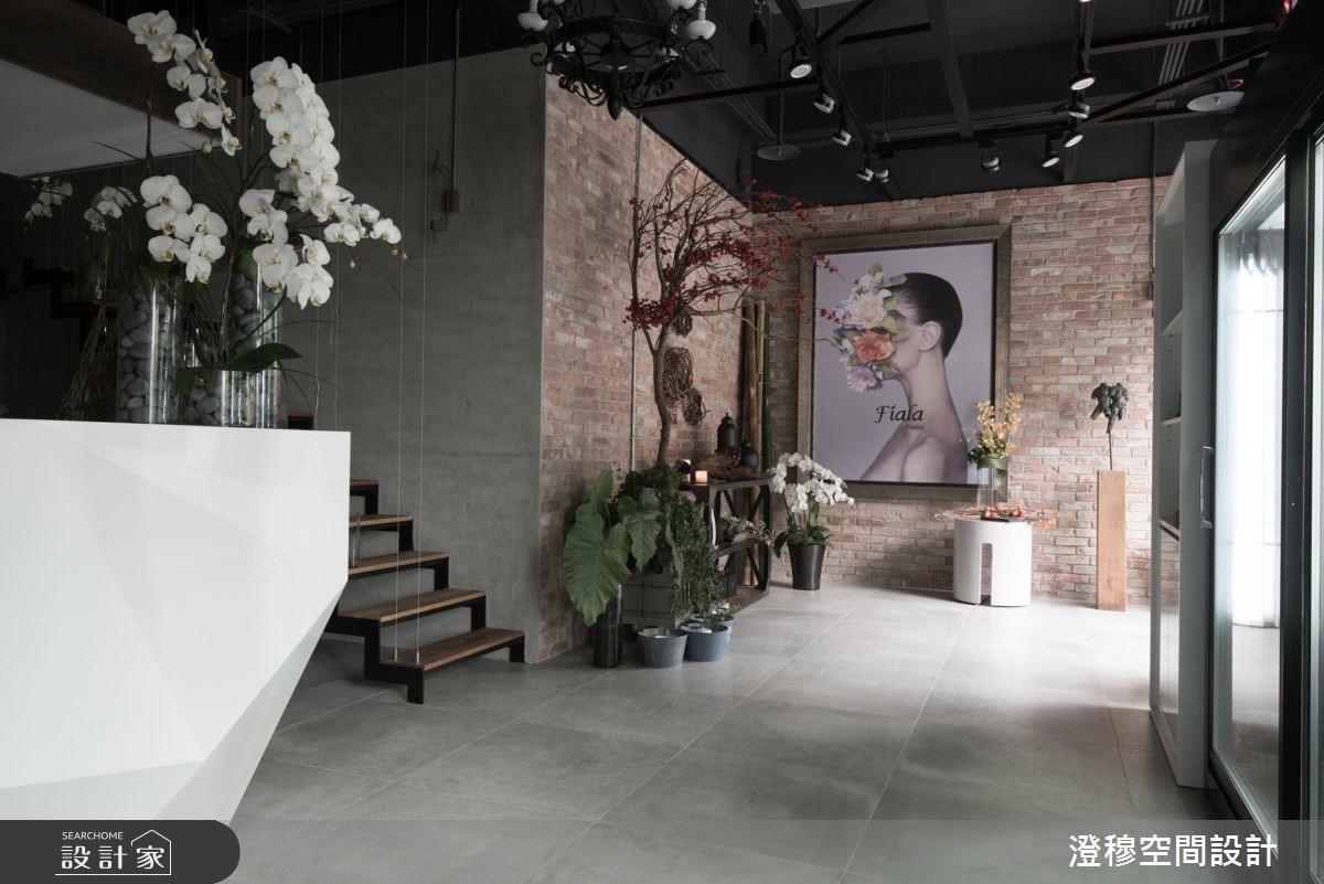 24.8 坪的花店原本是間網咖,由於女屋主喜歡原始自然